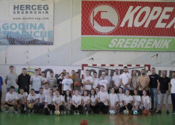 Gradonačelnik Adnan Bjelić uručio lopte srebreničkim školama: Uspješni sportisti učenicima govorili o značaju bavljenja sportom