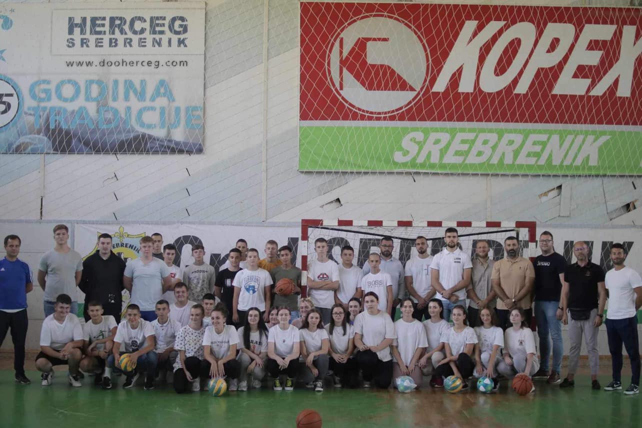 Gradonačelnik Adnan Bjelić uručio lopte srebreničkim školama: Uspješni sportisti učenicima govorili o značaju bavljenja sportom Gradonačelnik Adnan Bjelić uručio lopte srebreničkim školama: Uspješni sportisti učenicima govorili o značaju bavljenja sportom