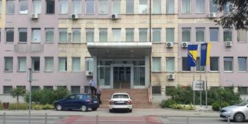 Uhapšena dva lica koja su razbijala ulazna vrata Gradske uprave Tuzla