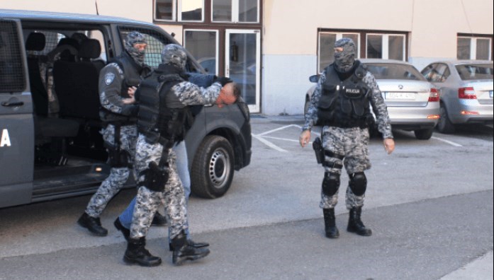 Četiri muškarca iz Živinica oteli dvije osobe te ih fizički zlostavljali i vršili iznudu novca Četiri muškarca iz Živinica oteli dvije osobe te ih fizički zlostavljali i vršili iznudu novca