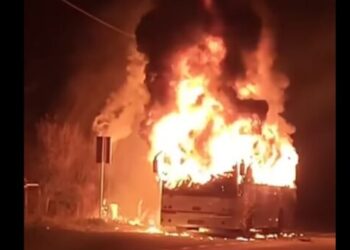 Nesreća na putu Teočak – Tuzla: Autobus u potpunosti izgorio (VIDEO)