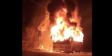 Nesreća na putu Teočak – Tuzla: Autobus u potpunosti izgorio (VIDEO)