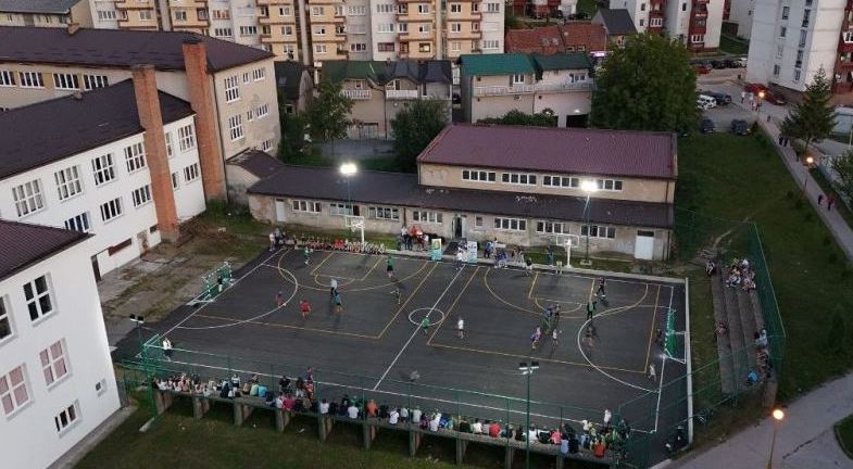 Završen projekat „Srcem za teren”: Otvoren sportski poligon kod Osnovne škole Banovići Završen projekat „Srcem za teren”: Otvoren sportski poligon kod Osnovne škole Banovići
