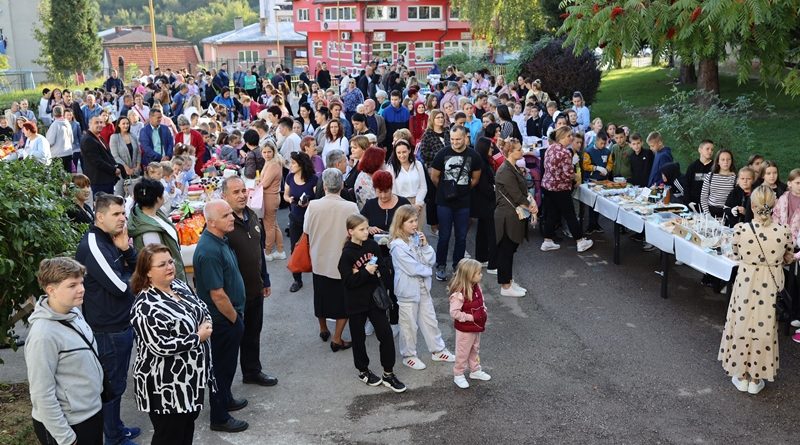 Osnovna škola „Banovići“ organizirala sajam hrane „Kupujmo i koristimo domaće“ Osnovna škola „Banovići“ organizirala sajam hrane „Kupujmo i koristimo domaće“