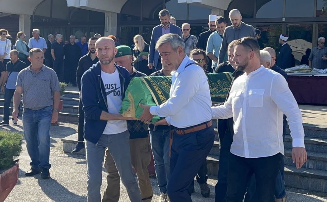 Tuzla: Ispraćen Asim Horozić. Velika tuga zbog odlaska bh. kompozitora Tuzla: Ispraćen Asim Horozić. Velika tuga zbog odlaska bh. kompozitora