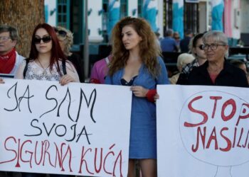 Protesti “Niti jedna više” u Tuzli: Na Trgu slobode se okupilo nekoliko desetina građana