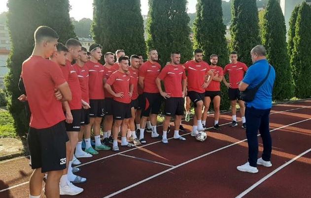 FK Sloboda: Predsjednik Mujkanović fudbalerima uručio premije