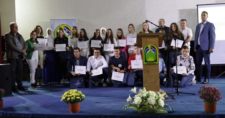 Promovisani „Šampioni znanja“ općine Banovići: Nagrađeno dvadeset najboljih učenika Promovisani „Šampioni znanja“ općine Banovići: Nagrađeno dvadeset najboljih učenika