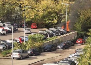 Izbio požar na automobilu na parkingu u Tuzli: Jedna osoba zadobila povrede