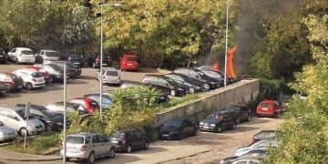 Izbio požar na automobilu na parkingu u Tuzli: Jedna osoba zadobila povrede