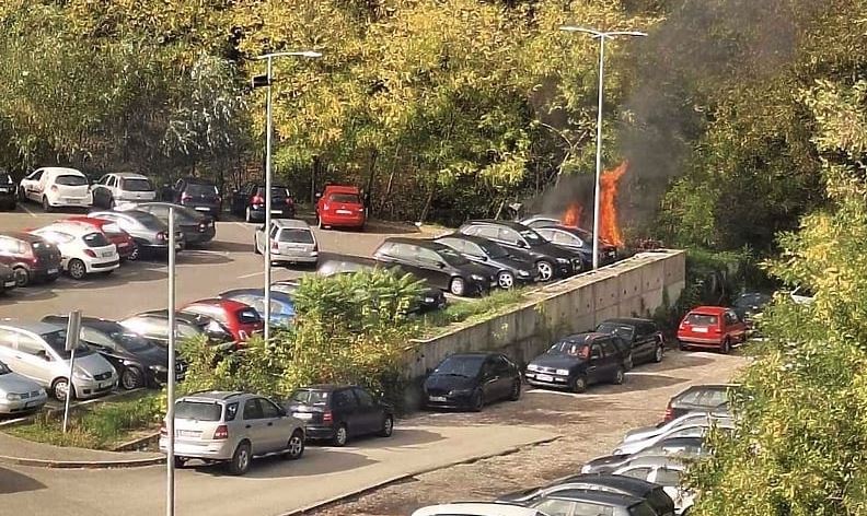 Izbio požar na automobilu na parkingu u Tuzli: Jedna osoba zadobila povrede