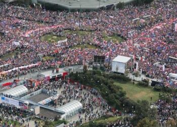 Protesti u Poljskoj: Stotine hiljada ljudi na varšavskim ulicama