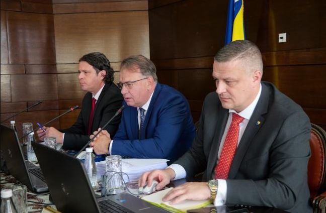 Vlada FBiH: Zatražena dostava podataka o neto platama članova uprava, naknadama članova upravnih i nadzornih odbora Vlada FBiH: Zatražena dostava podataka o neto platama članova uprava, naknadama članova upravnih i nadzornih odbora