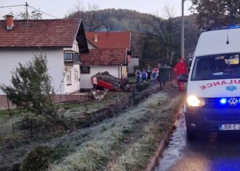 Saobraćajna nesreća u Par Selu: Vozilo izletilo sa ceste i udarilo u kuću