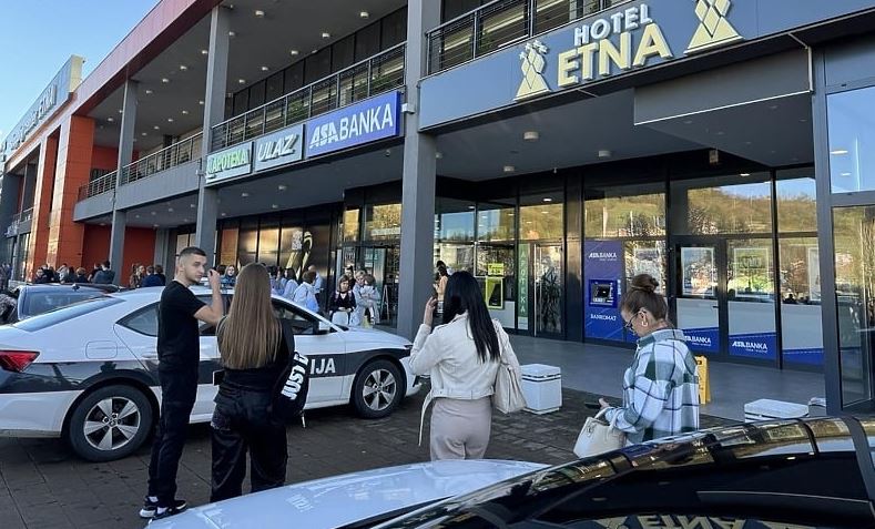 Dojava o postavljenoj bombi: Posjetioci evakuirani iz shopping centra u Gračanici Dojava o postavljenoj bombi: Posjetioci evakuirani iz shopping centra u Gračanici