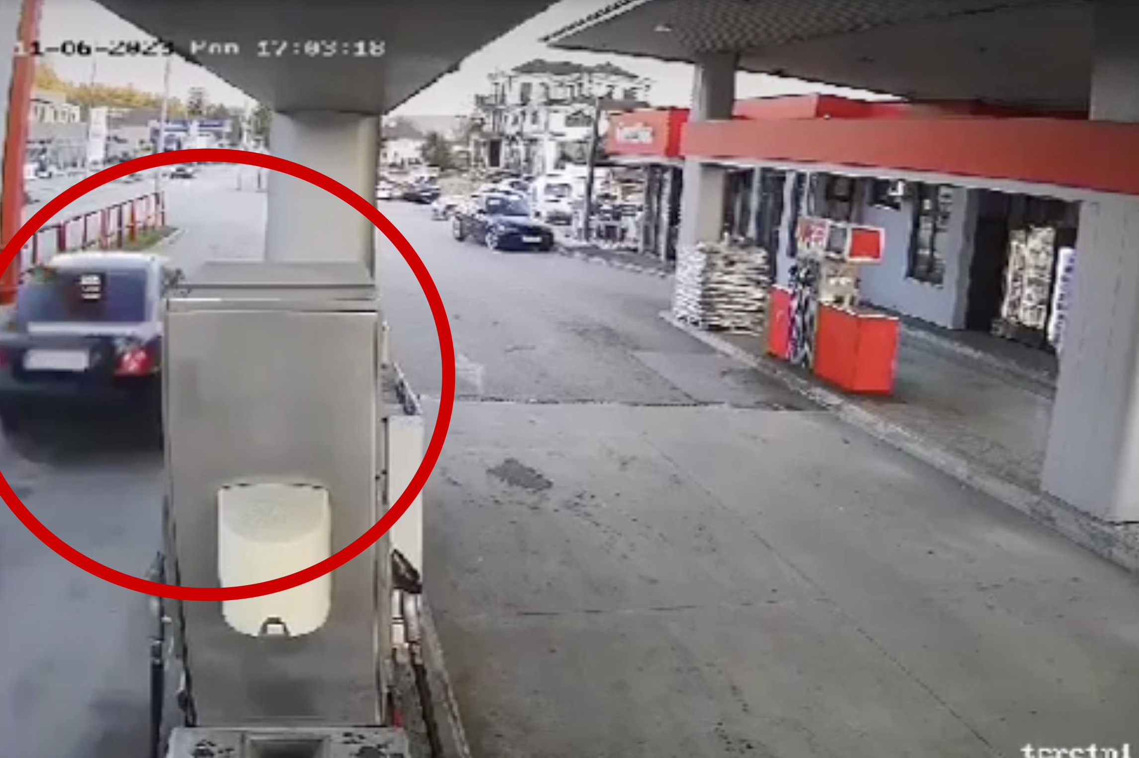 (VIDEO) Trka Audija i Mercedesa i preticanje kroz benzinsku pumpu u Gradačcu
