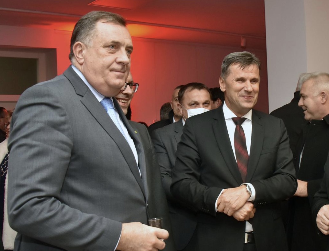 Braća po crnoj listi: Dodik i Novalić u zajedničkoj ofanzivi istim oružjem protiv Amerike Braća po crnoj listi: Dodik i Novalić u zajedničkoj ofanzivi istim oružjem protiv Amerike