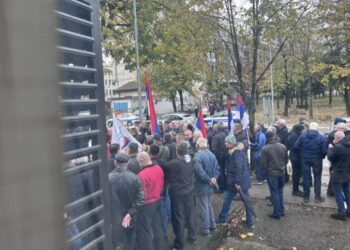 Lideri trojke u Banjoj Luci ispraćeni zvižducima, policija spriječila incidente