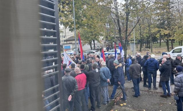 Lideri trojke u Banjoj Luci ispraćeni zvižducima, policija spriječila incidente Lideri trojke u Banjoj Luci ispraćeni zvižducima, policija spriječila incidente