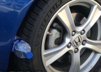 Šta znači ako vidite plastičnu bocu zaglavljenu na točku vašeg automobila? Šta znači ako vidite plastičnu bocu zaglavljenu na točku vašeg automobila?