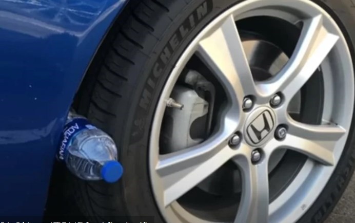 Šta znači ako vidite plastičnu bocu zaglavljenu na točku vašeg automobila?