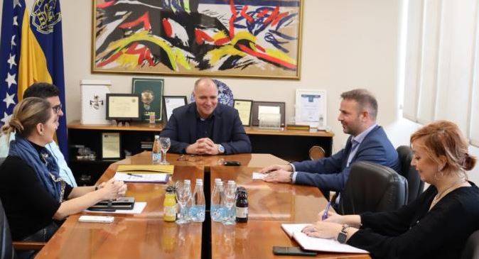 Gradonačelnik Lugavić se sastao sa vlasnikom kompanije SU-AD Gradonačelnik Lugavić se sastao sa vlasnikom kompanije SU-AD