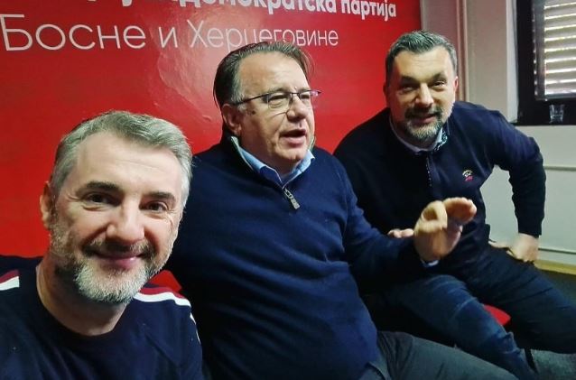 ‘Trojka’ u Banjoj Luci na ‘državotvornoj’ kafi: “Pod prozorom nam pjevaju pjesme o Srbiji” ‘Trojka’ u Banjoj Luci na ‘državotvornoj’ kafi: “Pod prozorom nam pjevaju pjesme o Srbiji”