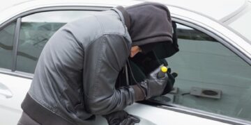Policijska stanica Istok: A. H. (35) iz Tuzle sinoć obijao auto. Prilikom hapšenja mu nađen i alat za obijanje…