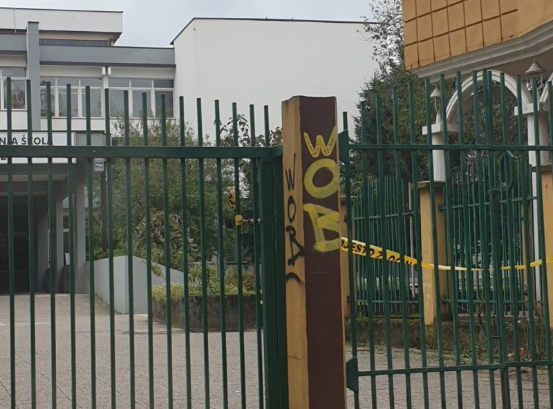 Evakuirana srednja škola u Živinicama, mailom stigla dojava o postavljenoj bombi Evakuirana srednja škola u Živinicama, mailom stigla dojava o postavljenoj bombi