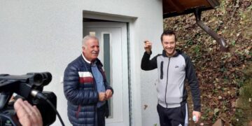 Novi/stari dom za Harisa Pašalića: Gradonačelnik Gračanice uručio ključeve obnovljene kuće