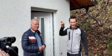 Novi/stari dom za Harisa Pašalića: Gradonačelnik Gračanice uručio ključeve obnovljene kuće